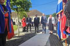 IMG-10d64bd8c6ca39509e7917cffd3314e4-V